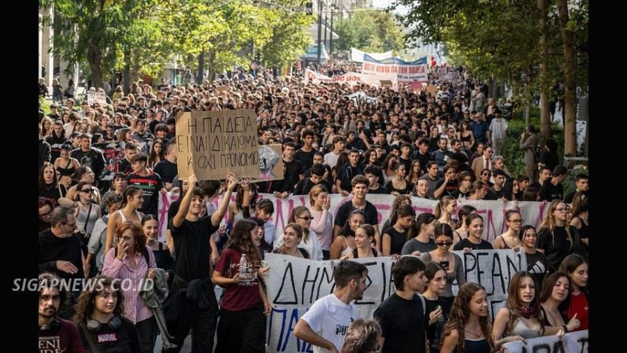 Thousands of Greek Students and Teachers Protest Rising Costs and Education Funding