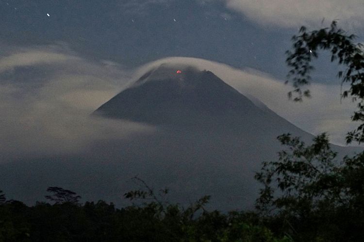 Mount Merapi Launches Hot Clouds  of  Avalanches as far as Two Kilometers