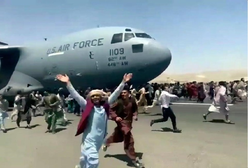 US Planes Carry Hundreds of Afghans Leaving Kabul
