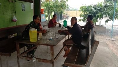 Pererat Silaturahmi, Babinsa Bandarraya Sertu Muslim Ritonga Jalin Komsos Bersama Warga